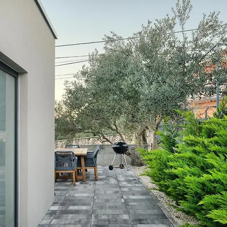 Сasa de vacaciones Tina's Tiny House Slatine